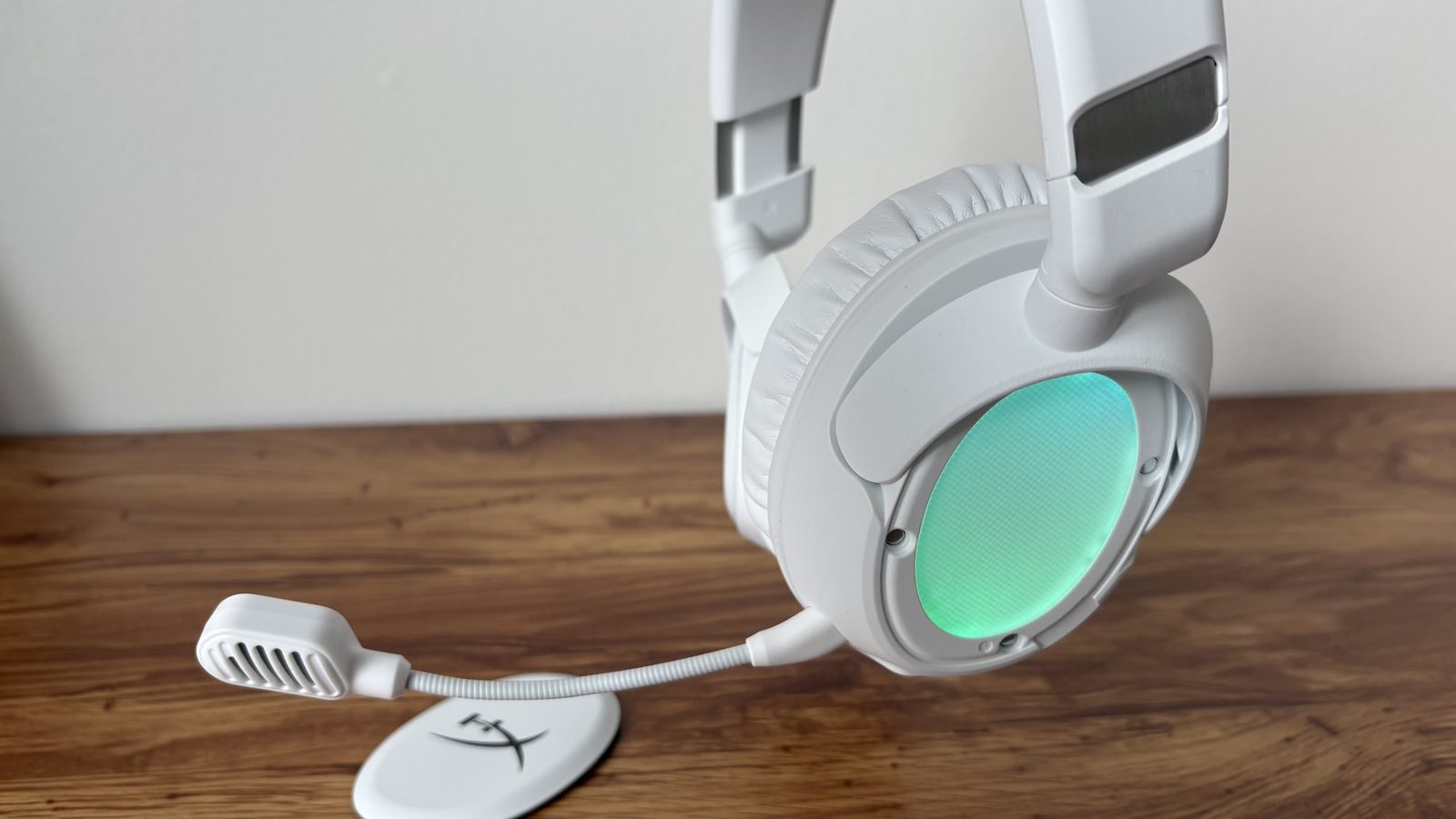 HyperX Cloud Flight 2 - pohled z profilu na mikrofon a podsvícenou část