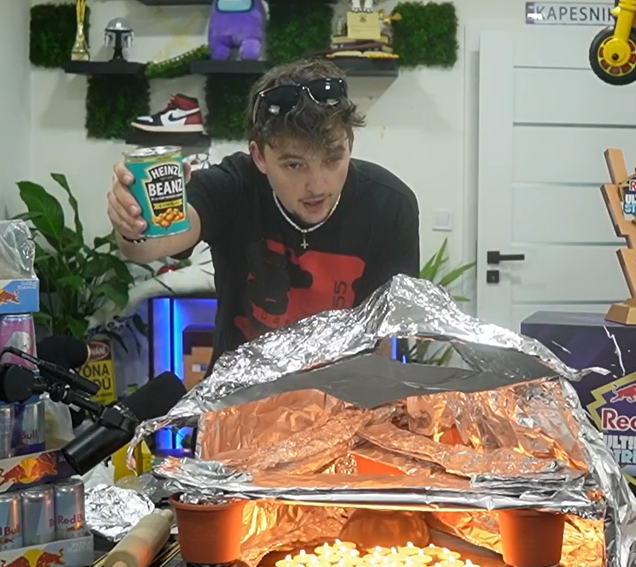 Kapesník chtěl upéct pizzu. Během streamu zapálil stůl!