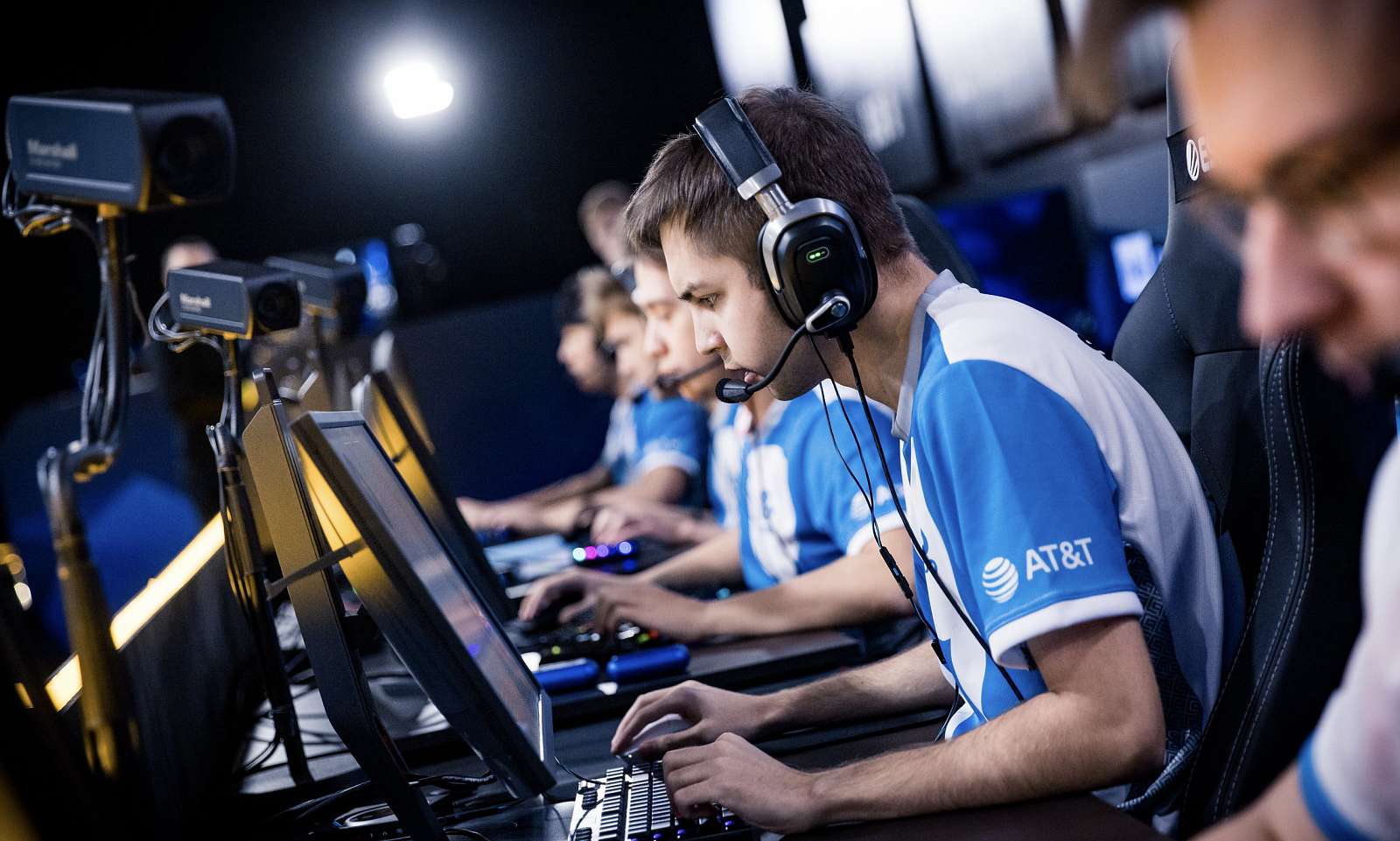 G2 pokračují v sérii výher, NaVi v nové sestavě překvapili