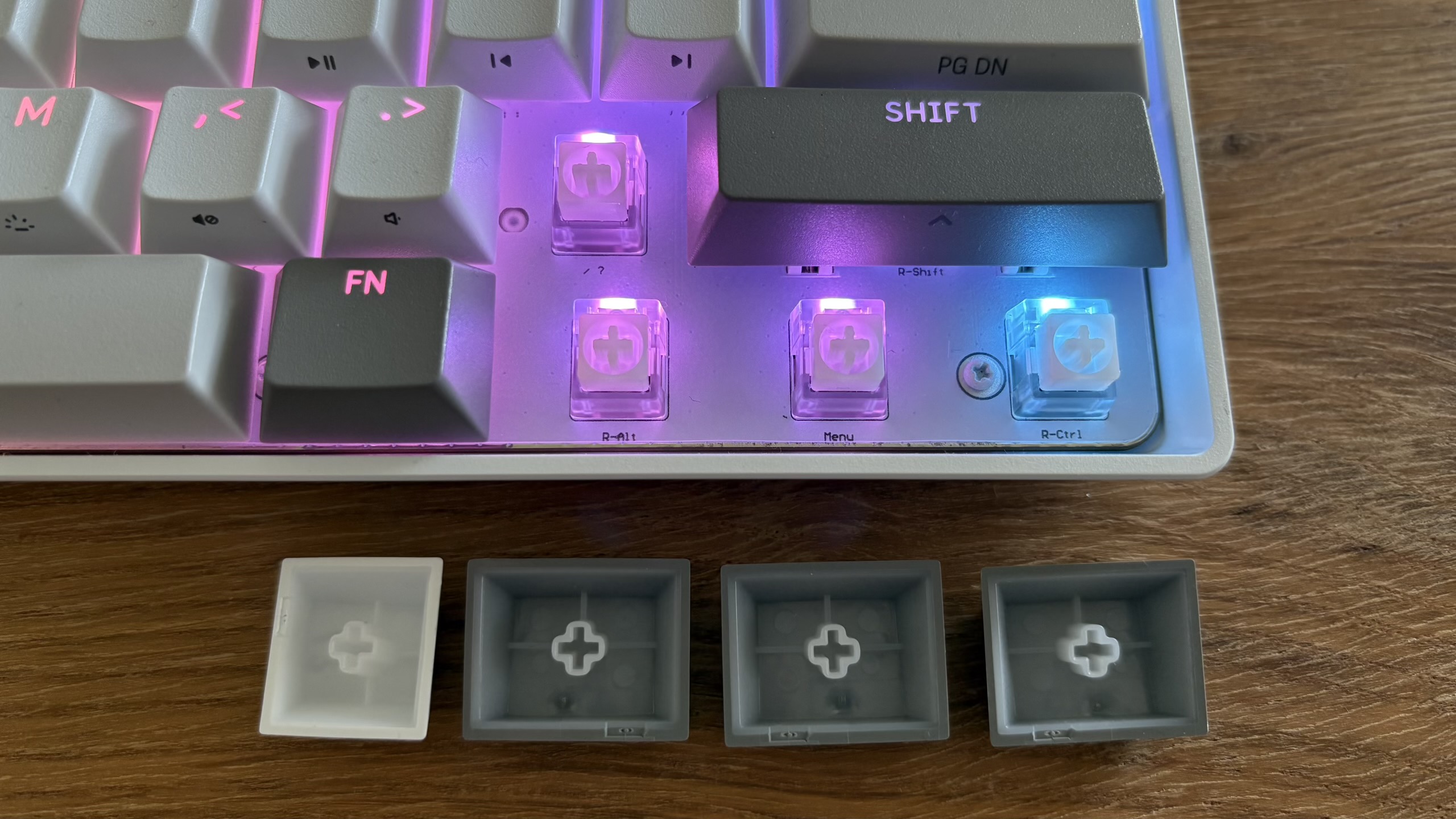 Corsair Clipper Pro Mini 60 - Pohled na spínače a klávesy + nepřehlédněte praktické popisky na základně