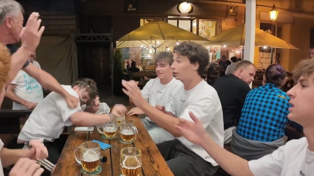 Kapesníka fyzicky napadl muž v hospodě, vše zaznamenal stream