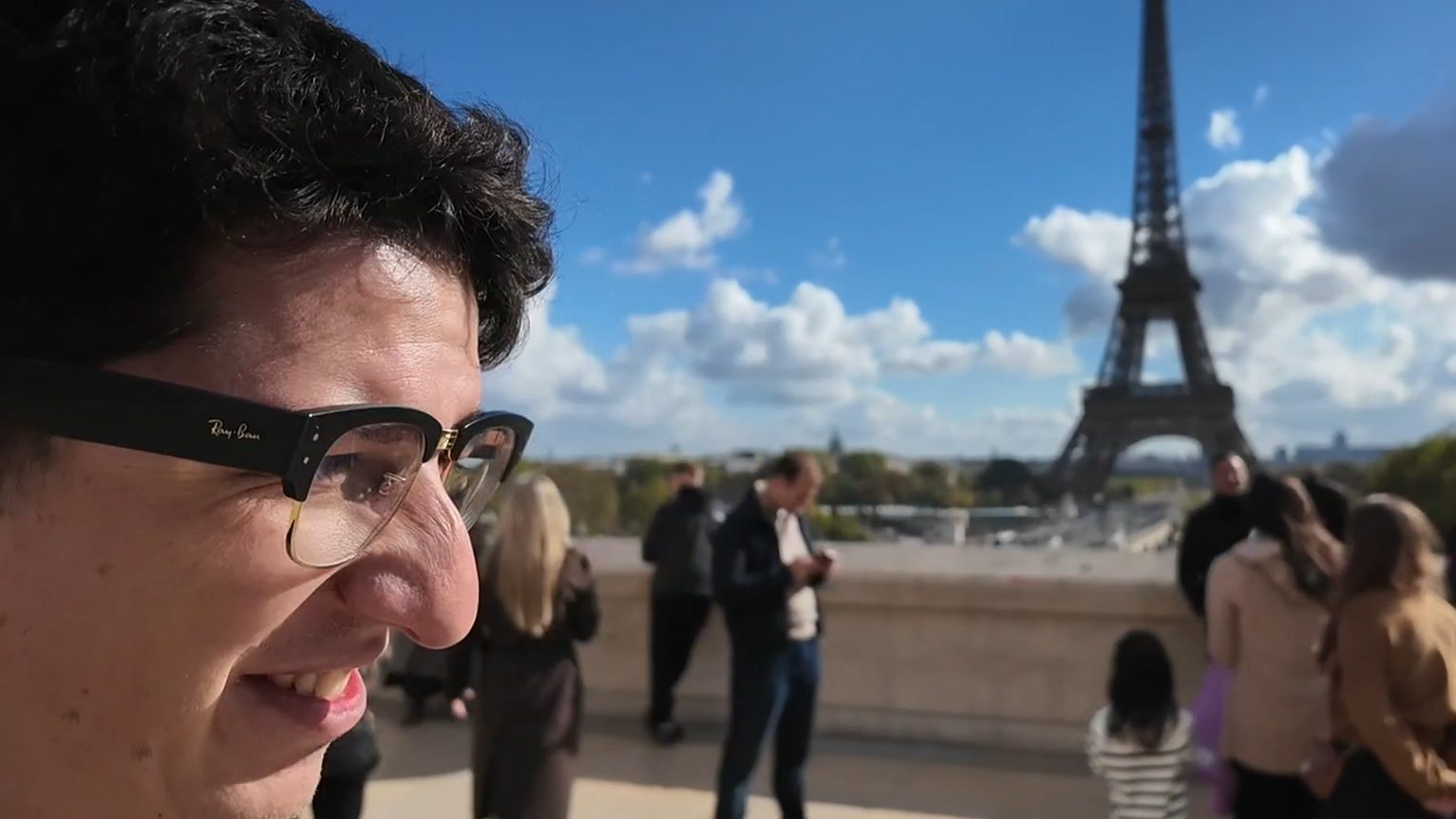 Mikeses se stal reportérem na demonstracích v hořící Paříži