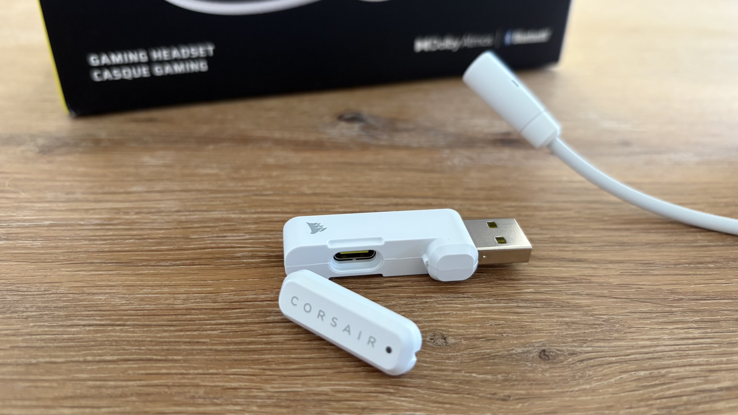 Corsair HS35 v3 Wireless - Dongle kombinuje USB-C i USB-A