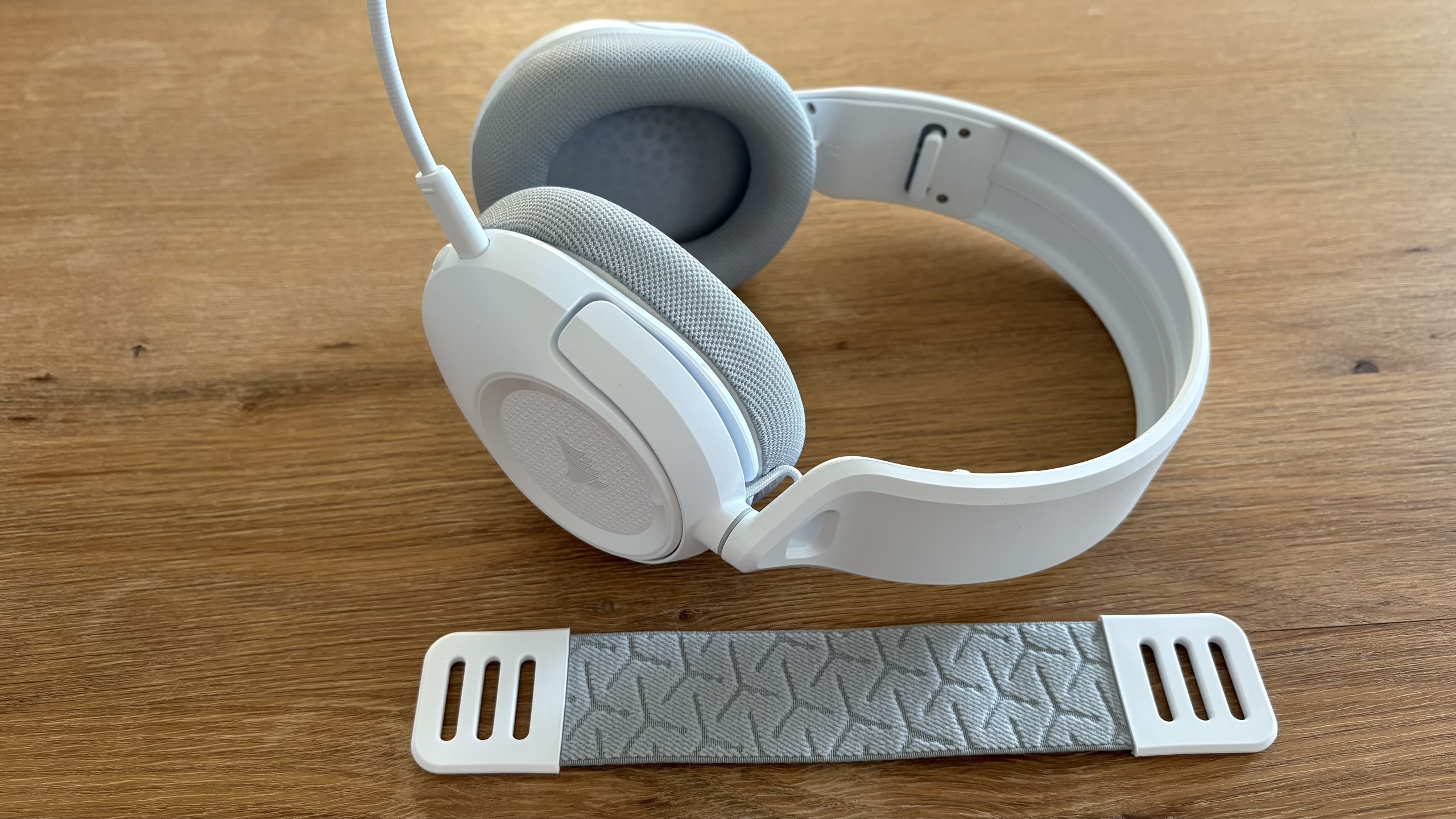 Corsair HS35 v3 Wireless - Textilní most je polohovatelný a pohodlný